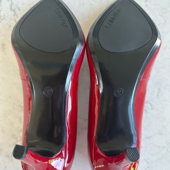 Calvin Klein Women’s Gayle Patent Red Leather Pump 6M. - Picture 4 of 4